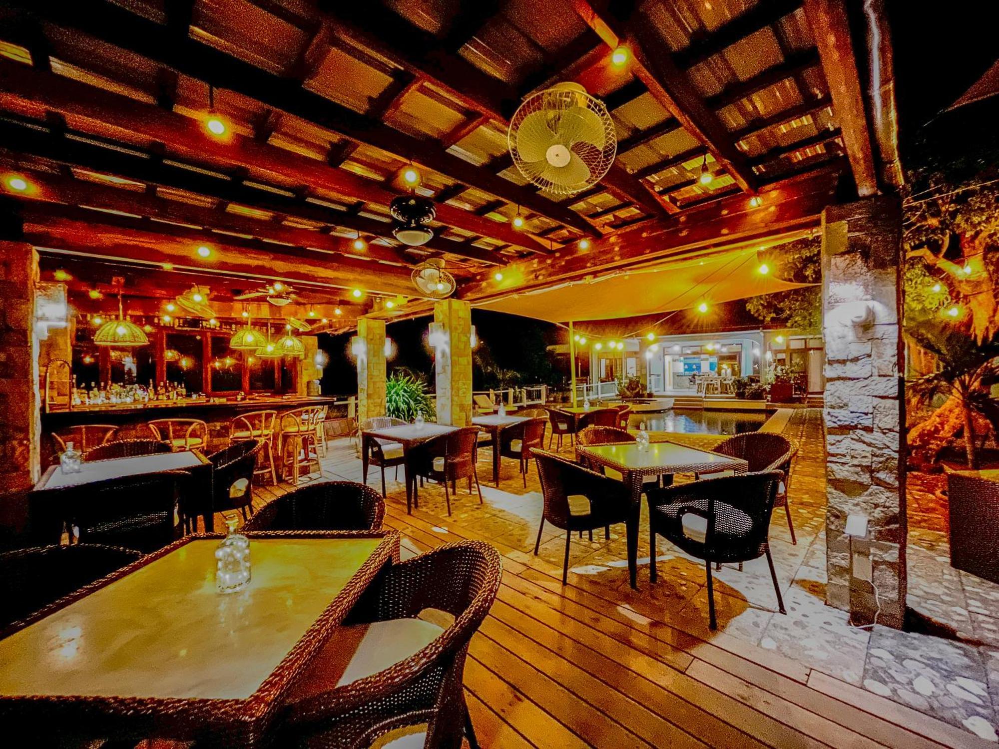 Edgewater Dive & Spa Resort Puerto Galera Bagian luar foto