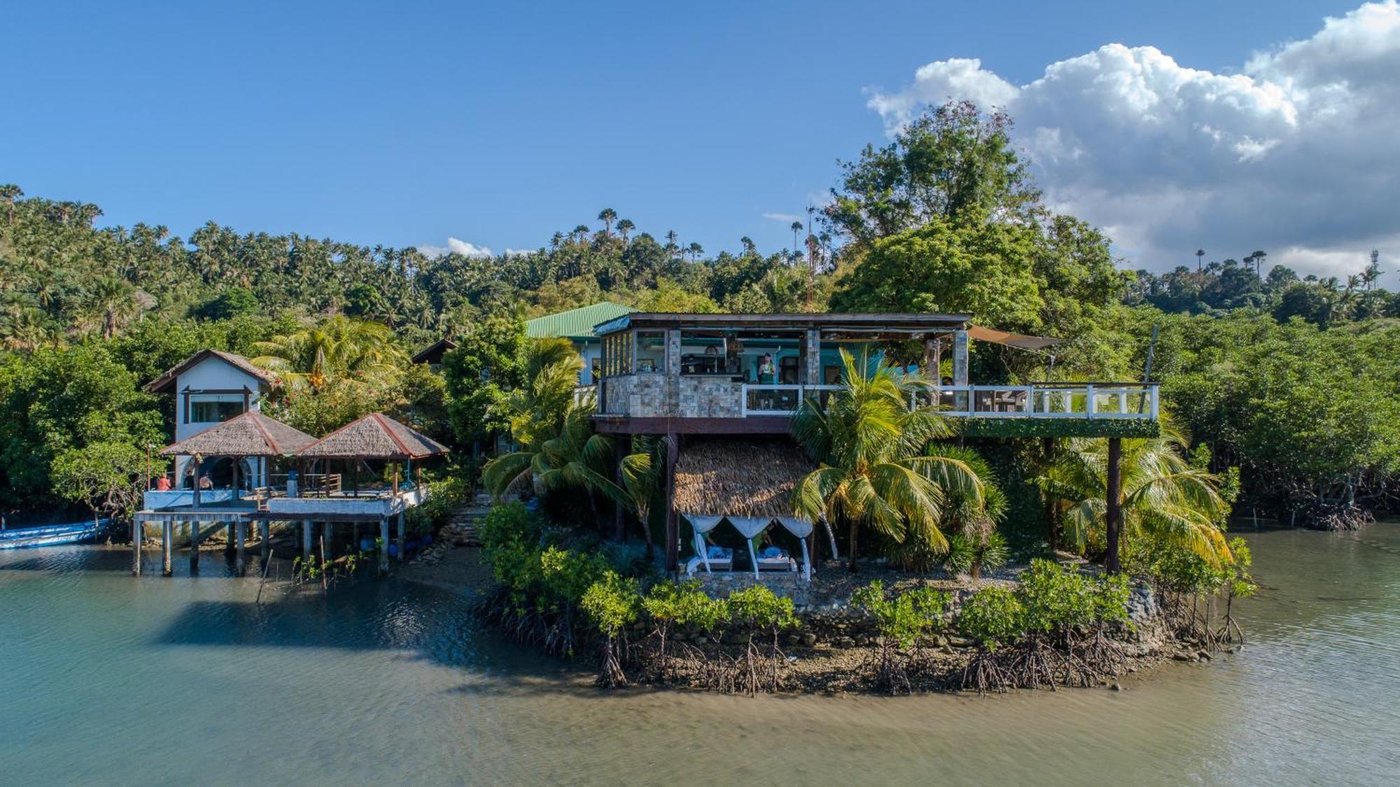 Edgewater Dive & Spa Resort Puerto Galera Bagian luar foto