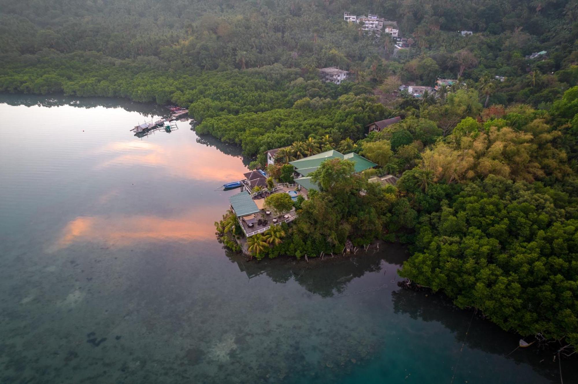 Edgewater Dive & Spa Resort Puerto Galera Bagian luar foto