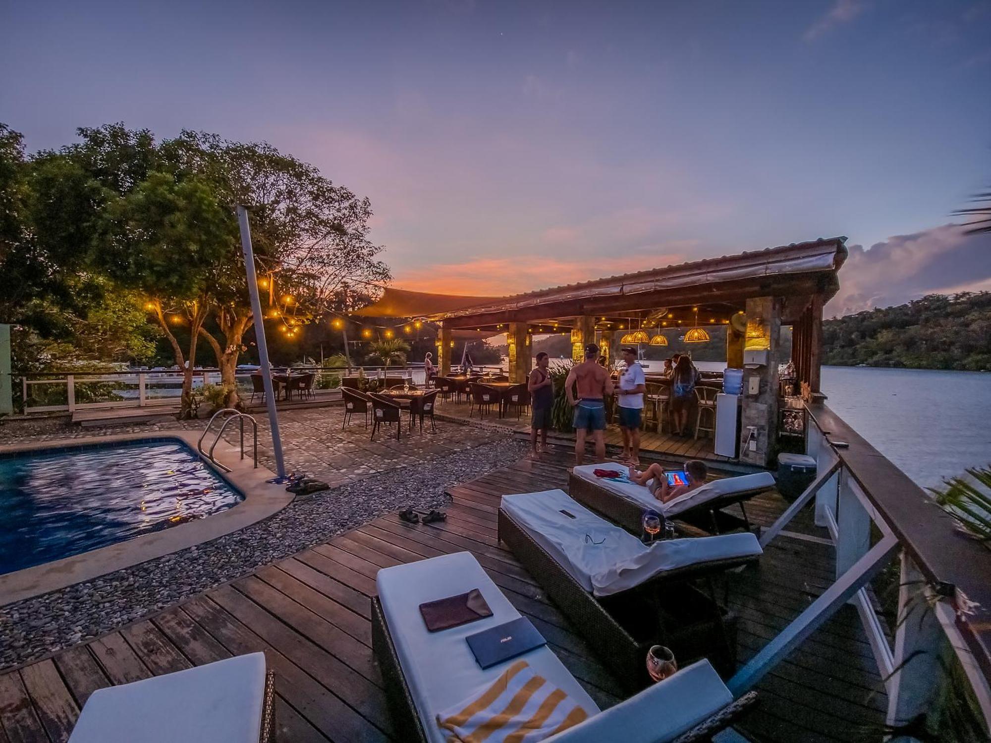 Edgewater Dive & Spa Resort Puerto Galera Bagian luar foto