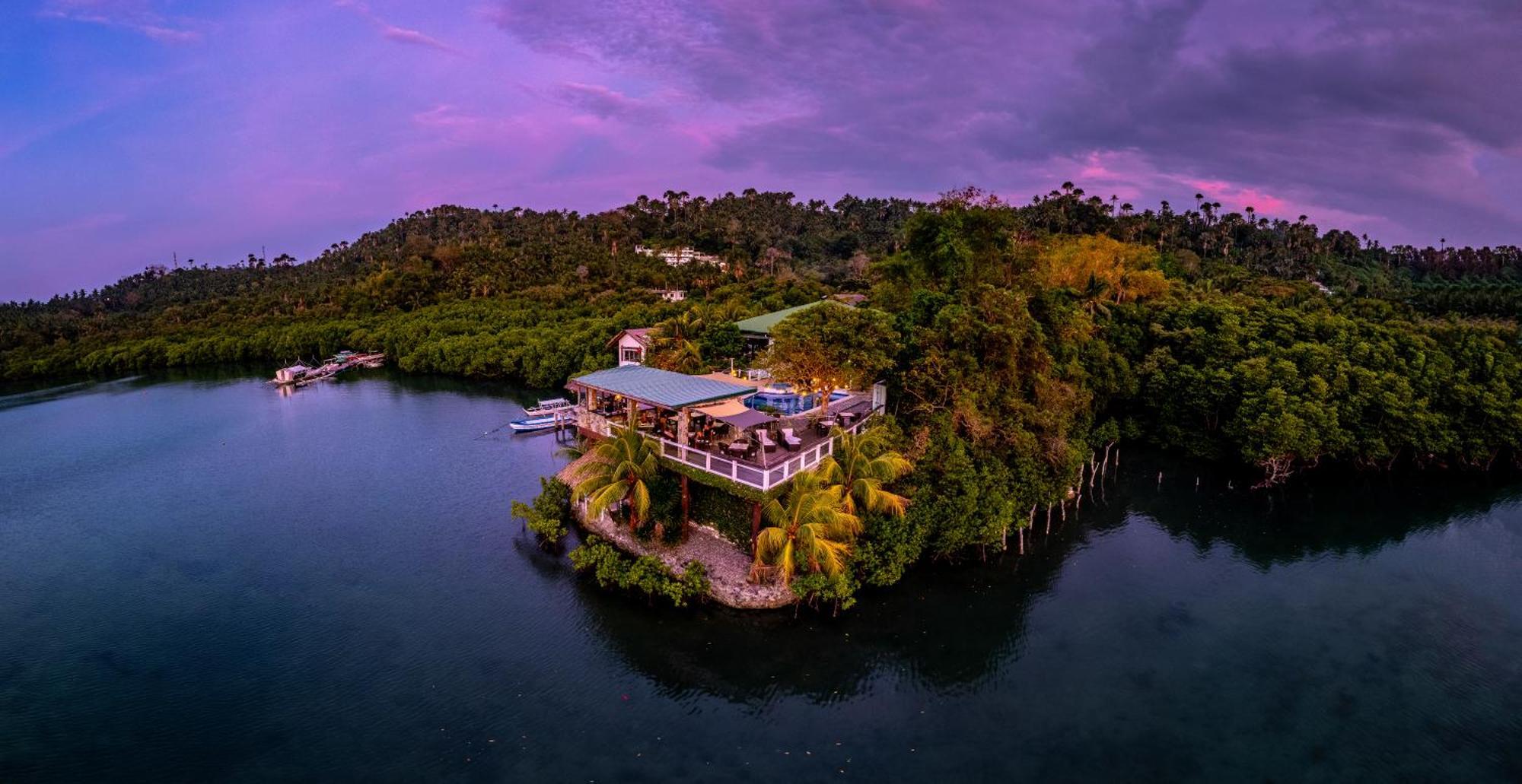 Edgewater Dive & Spa Resort Puerto Galera Bagian luar foto