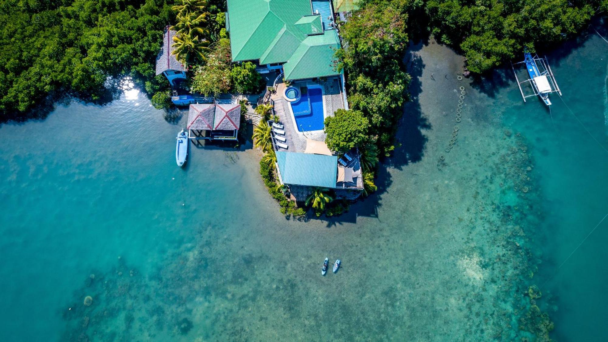 Edgewater Dive & Spa Resort Puerto Galera Bagian luar foto