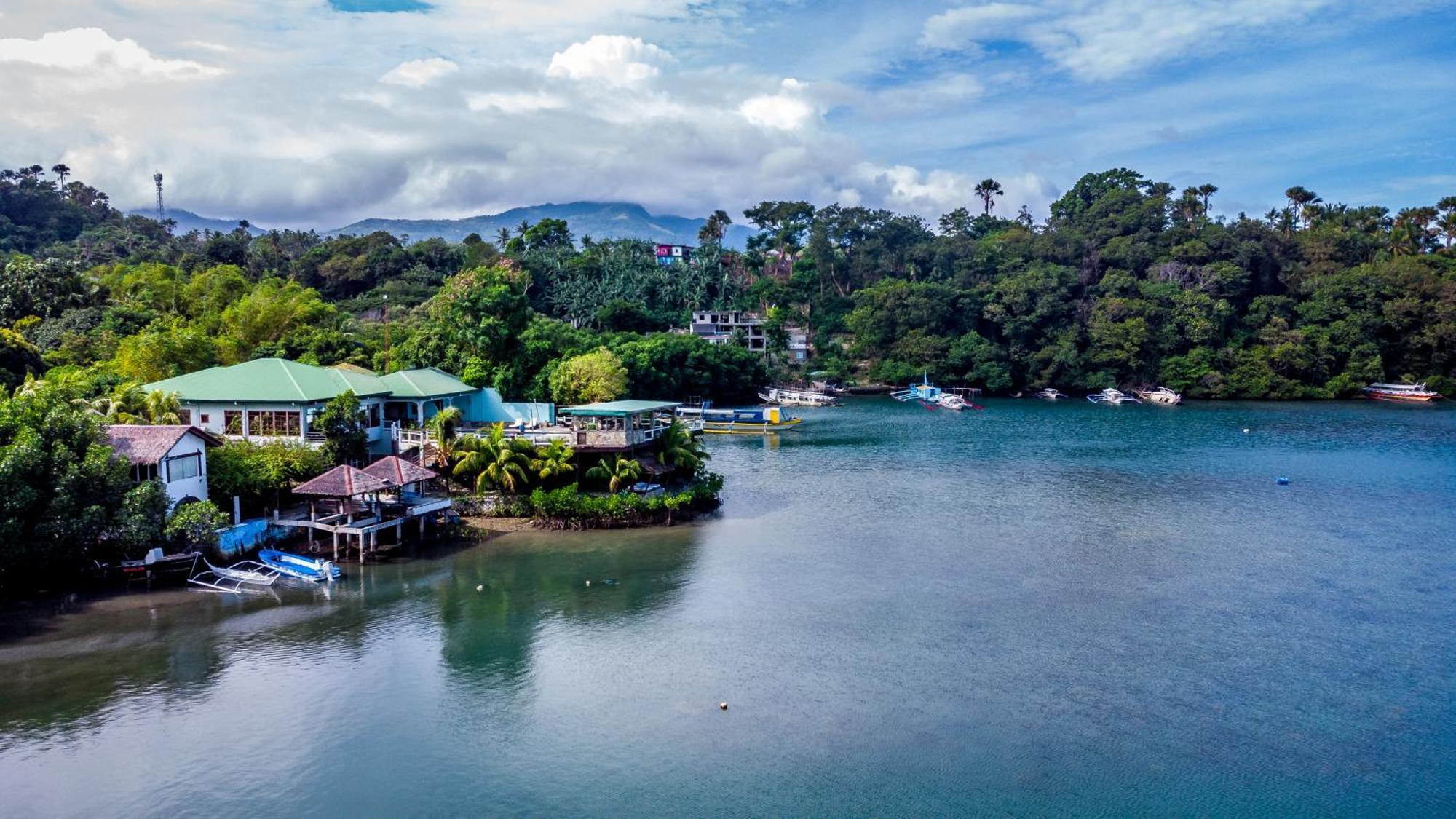 Edgewater Dive & Spa Resort Puerto Galera Bagian luar foto