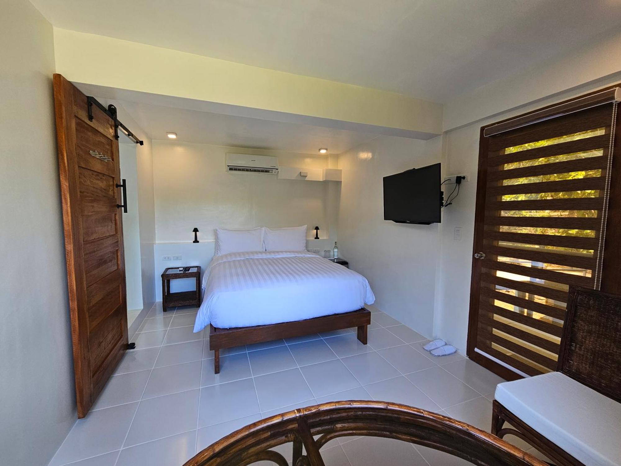 Edgewater Dive & Spa Resort Puerto Galera Bagian luar foto