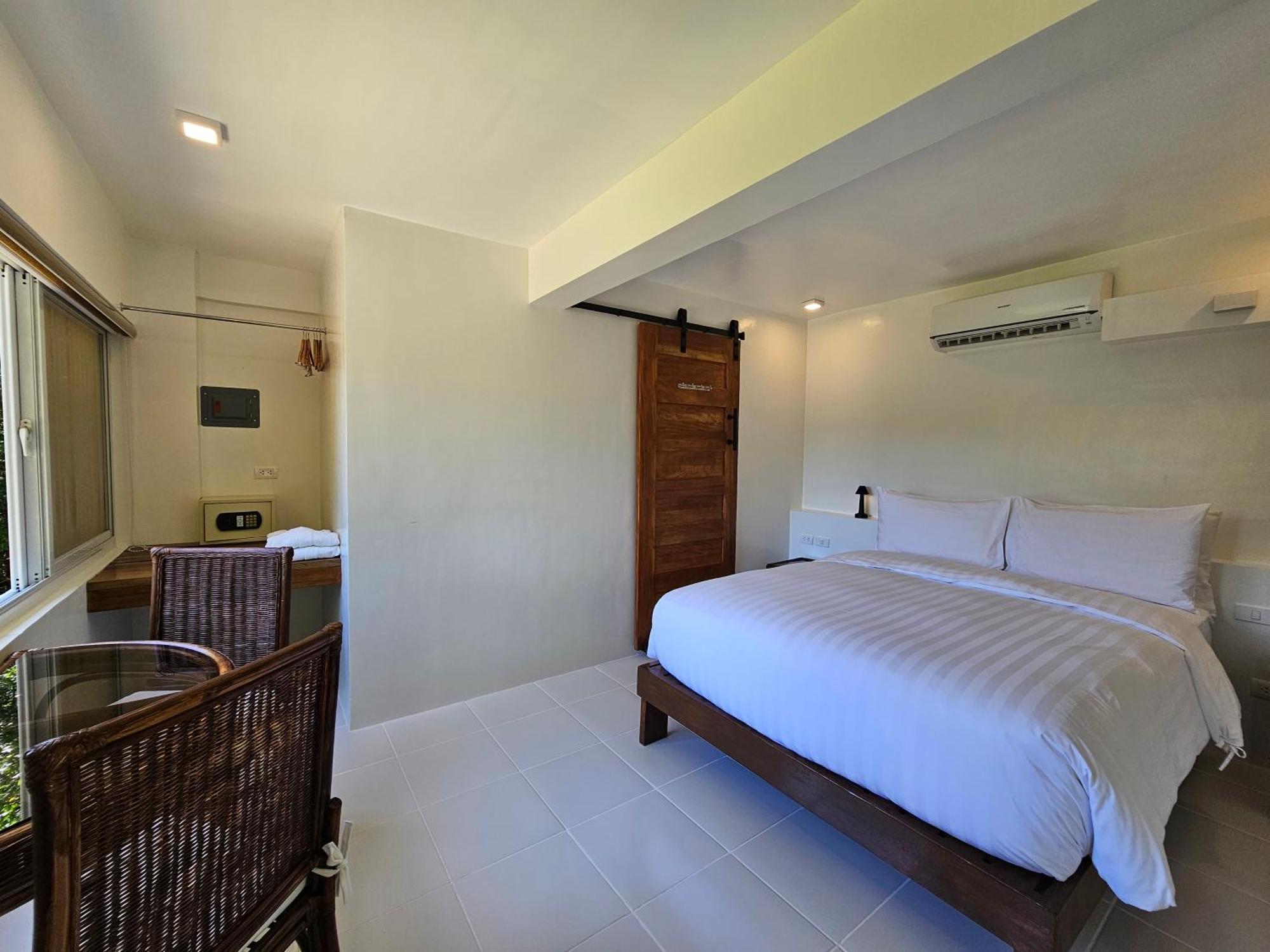 Edgewater Dive & Spa Resort Puerto Galera Bagian luar foto