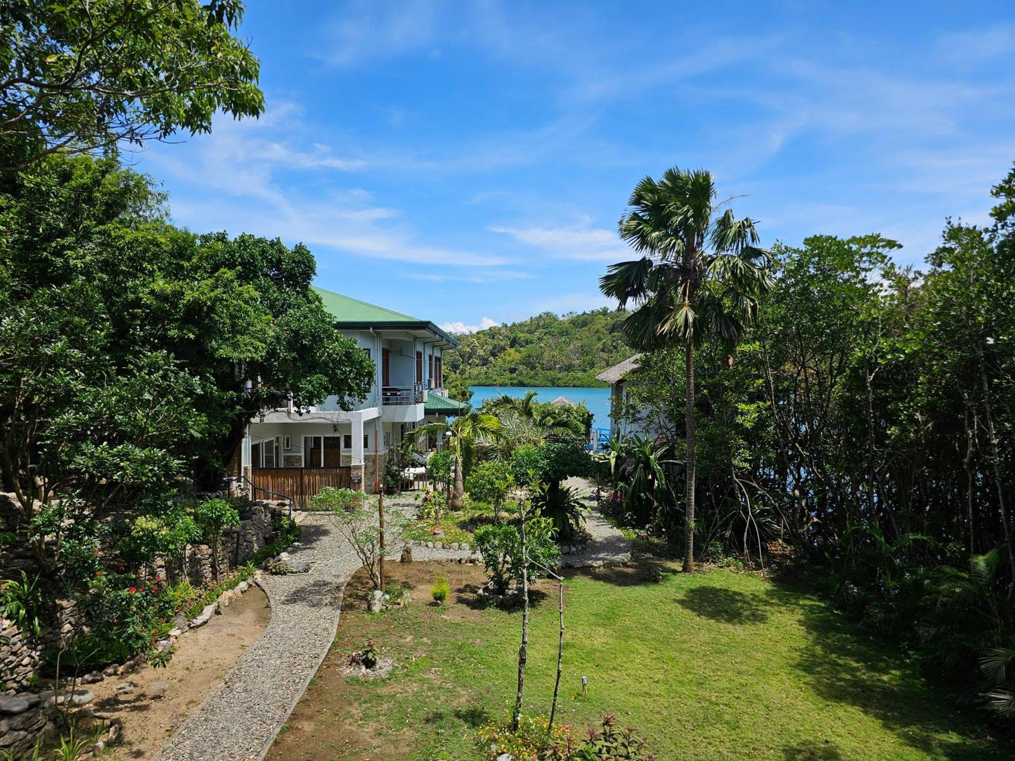 Edgewater Dive & Spa Resort Puerto Galera Bagian luar foto
