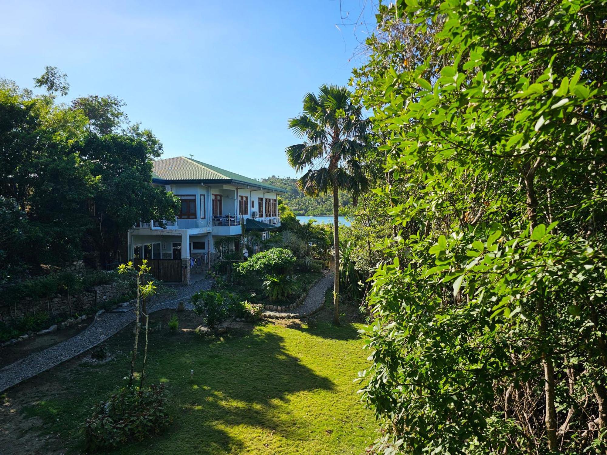 Edgewater Dive & Spa Resort Puerto Galera Bagian luar foto