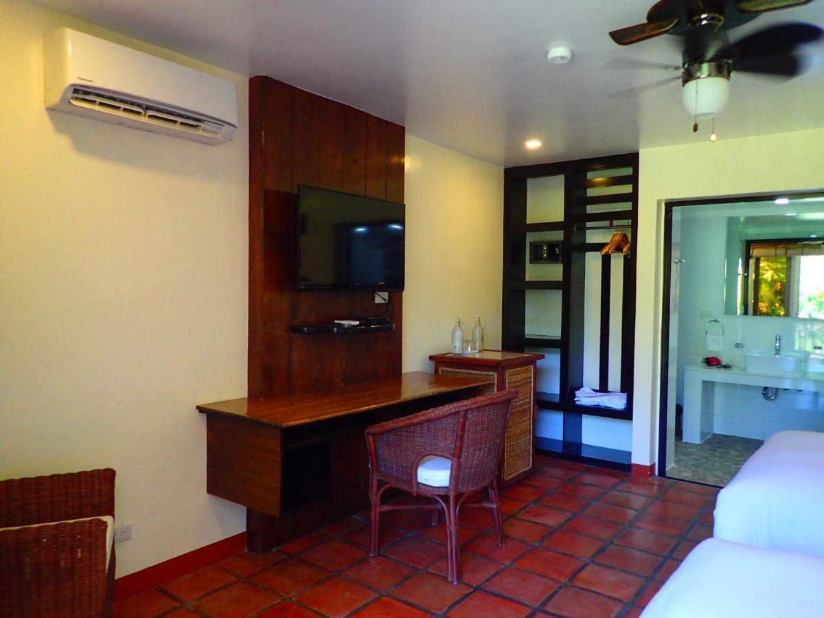 Edgewater Dive & Spa Resort Puerto Galera Bagian luar foto