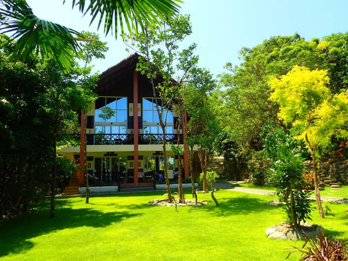 Edgewater Dive & Spa Resort Puerto Galera Bagian luar foto